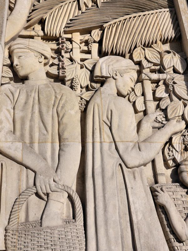 Palais porte dorée bas relief le poivre