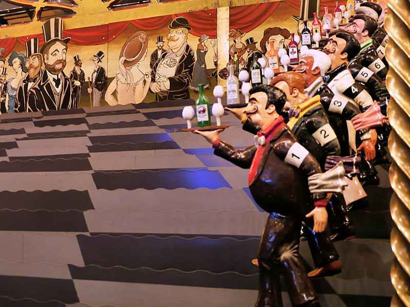Jeu de course de garçons de café 