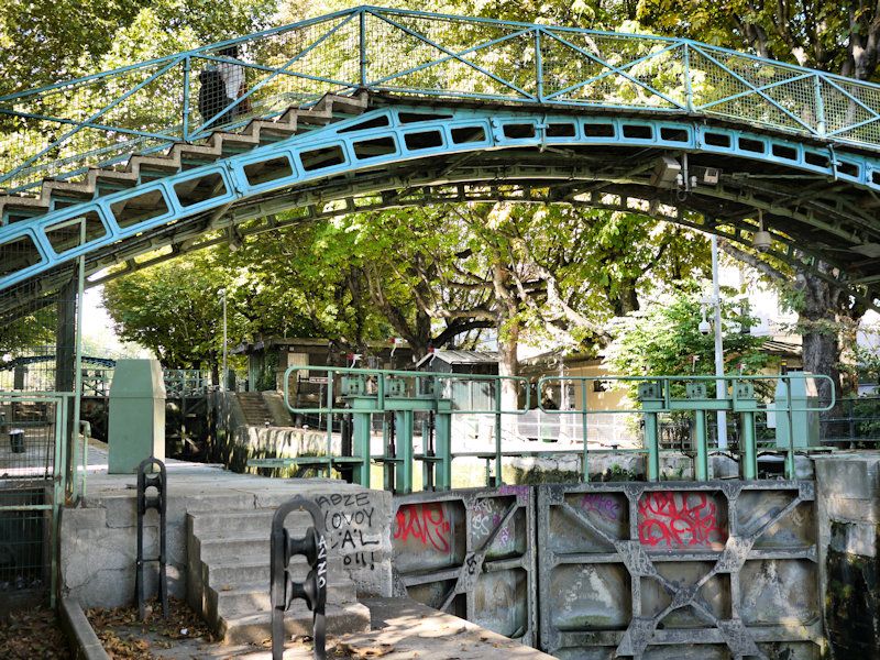 Passerelle et écluse