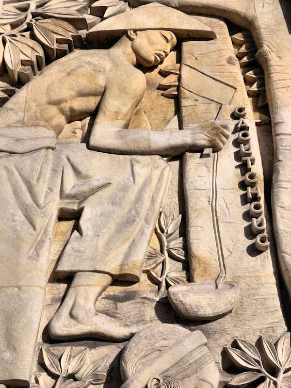 Palais porte dorée bas relief le caoutchou 