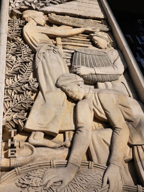 Palais porte dorée bas relief le thé